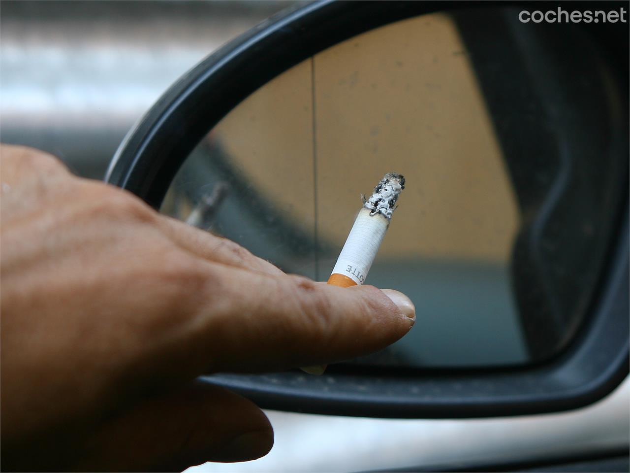 Tirar colillas o cigarros desde el coche conlleva multas de hasta 500 euros y también penas de prisión.