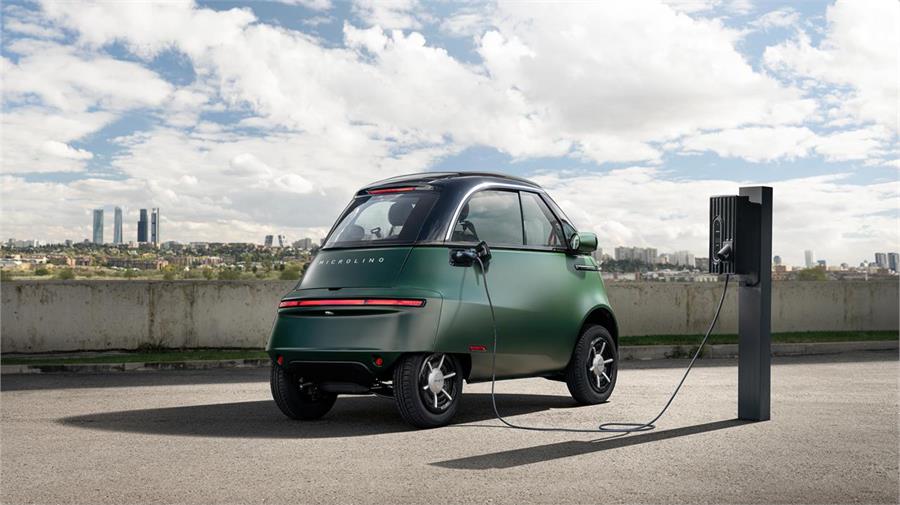 El Microlino es un cuadriciclo que actualmente solo puede conducirse con el carnet de coche.