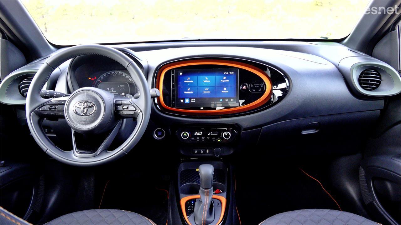 El interior del Aygo X Cross nos parece más actual en diseño. Su pantalla de 9 pulgadas es más grande y ofrece un manejo más intuitivo.