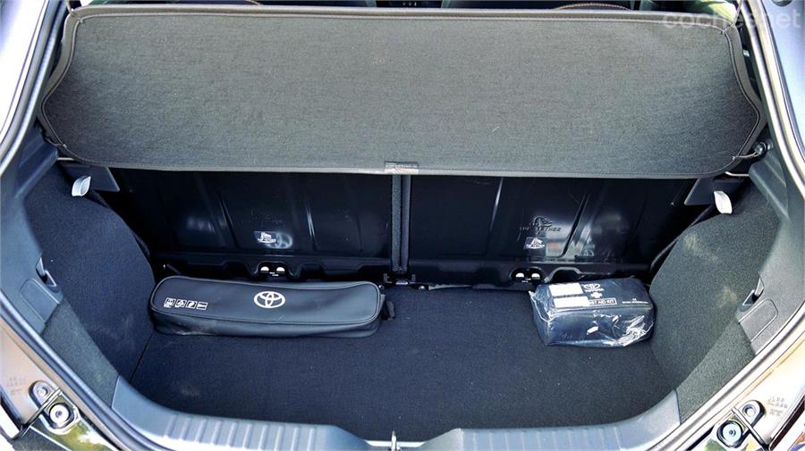 El maletero del Toyota ofrece 231 litros de capacidad, ampliables a 829 litros totales abatiendo los respaldos.
