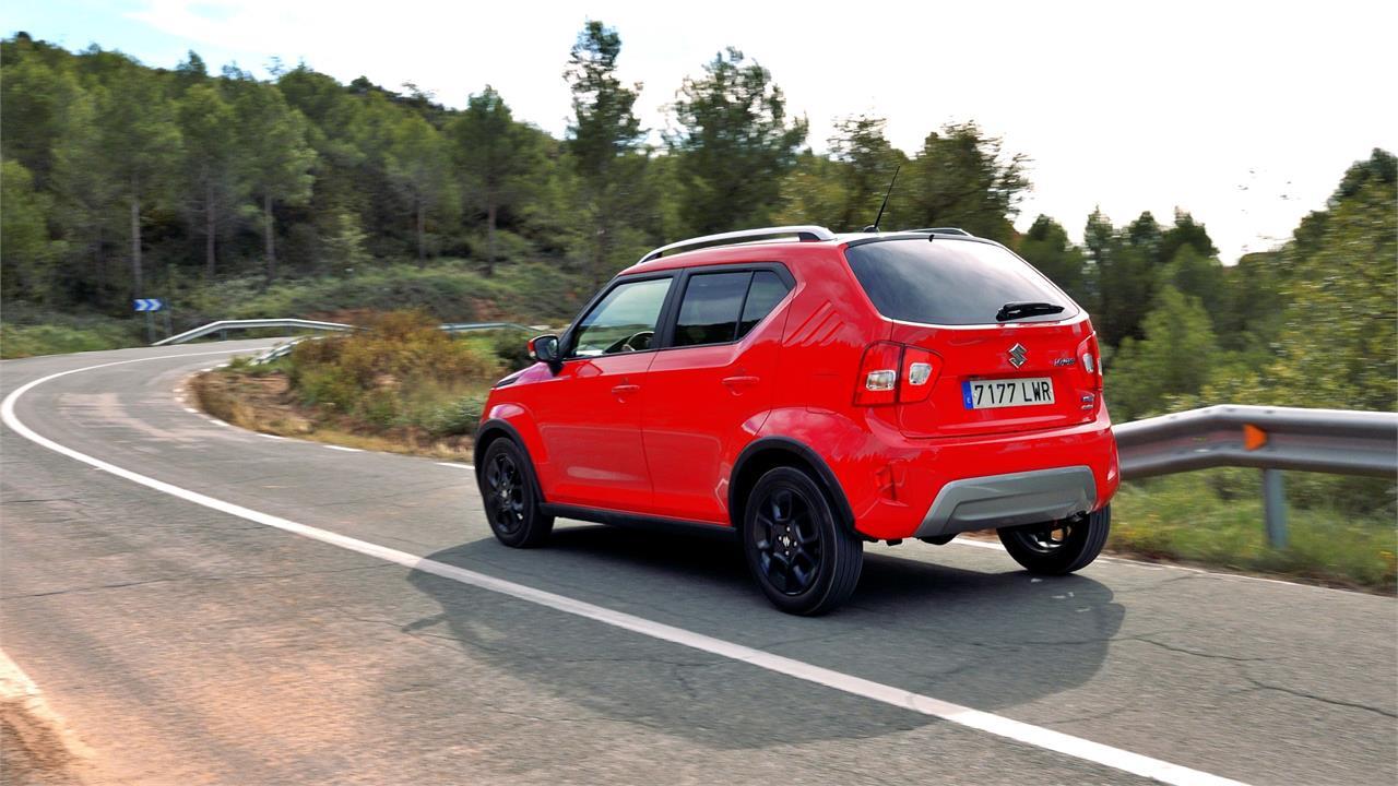 El mayor recorrido de suspensiones del Suzuki lo hacen un coche más torpe y con mayores balanceos de carrocería.