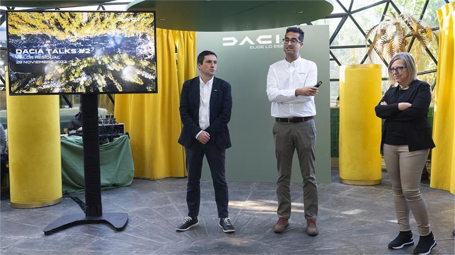 Dacia ha organizado una charla sobre valor residual con Ana Azofra, de Eurotax, y con Francisco Hidalgo, director general Dacia Iberia, y David Campo, director de VO y Rent a Car Renault Group España.
