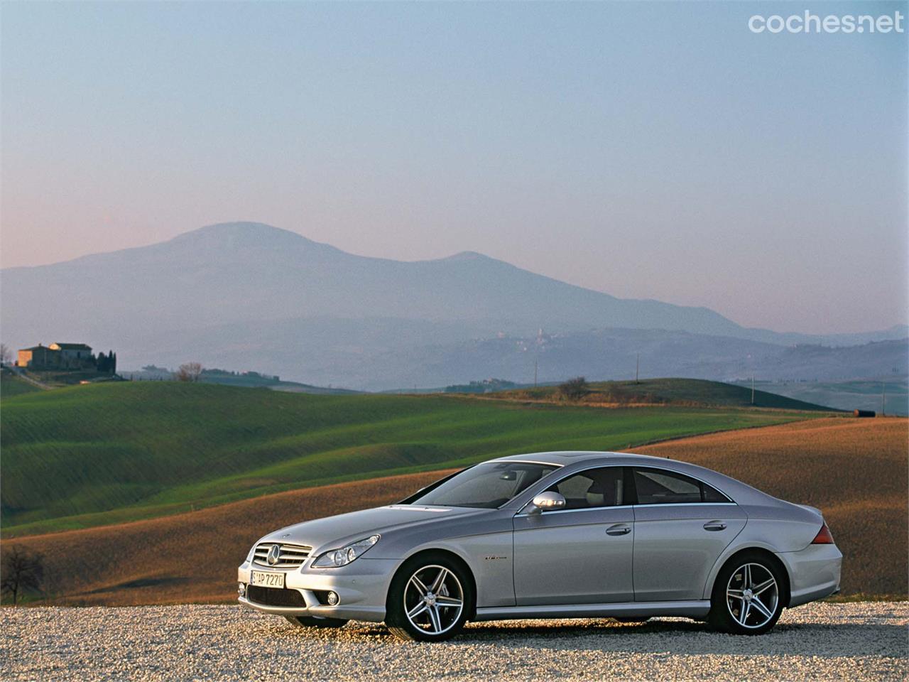 El coupé con carrocería de 4 puertas, quizás esta sea la mejor manera de definir al Mercedes-Benz CLS, el coche que inventó este segmento.