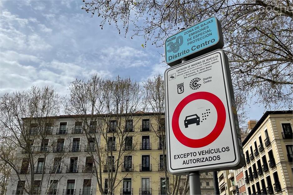 ZBE de Distrito Centro en Madrid. Solo pueden acceder coches con etiqueta B y C si aparcan en un parking público o por invitaciones.