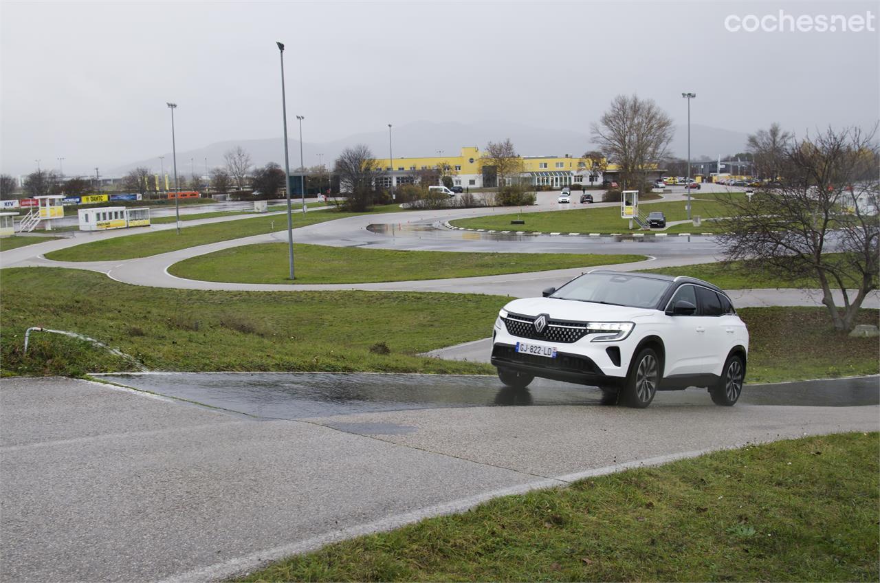 Un Renault Austral durante una prueba de superación de pendiente deslizante en la prueba final de los candidatos de AutoBest.