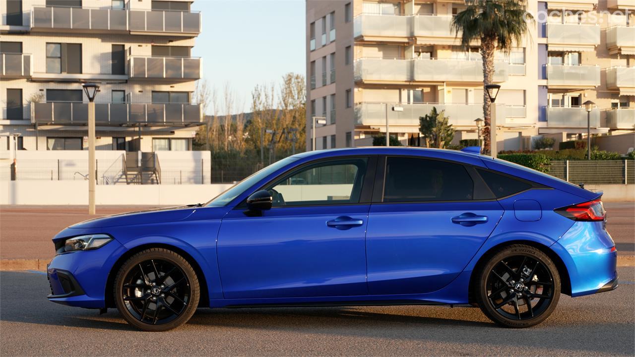 El nuevo Honda Civic cambia sus formas y dimensiones, y mantiene su compacidad pero con una línea menos hatchback. 