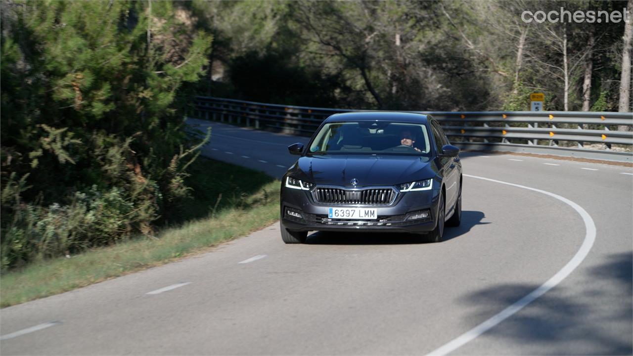 El Skoda Octavia tiene un motor de gasolina muy refinado, y aunque es menos potente que el del Civic, sus prestaciones no se quedan atrás. 