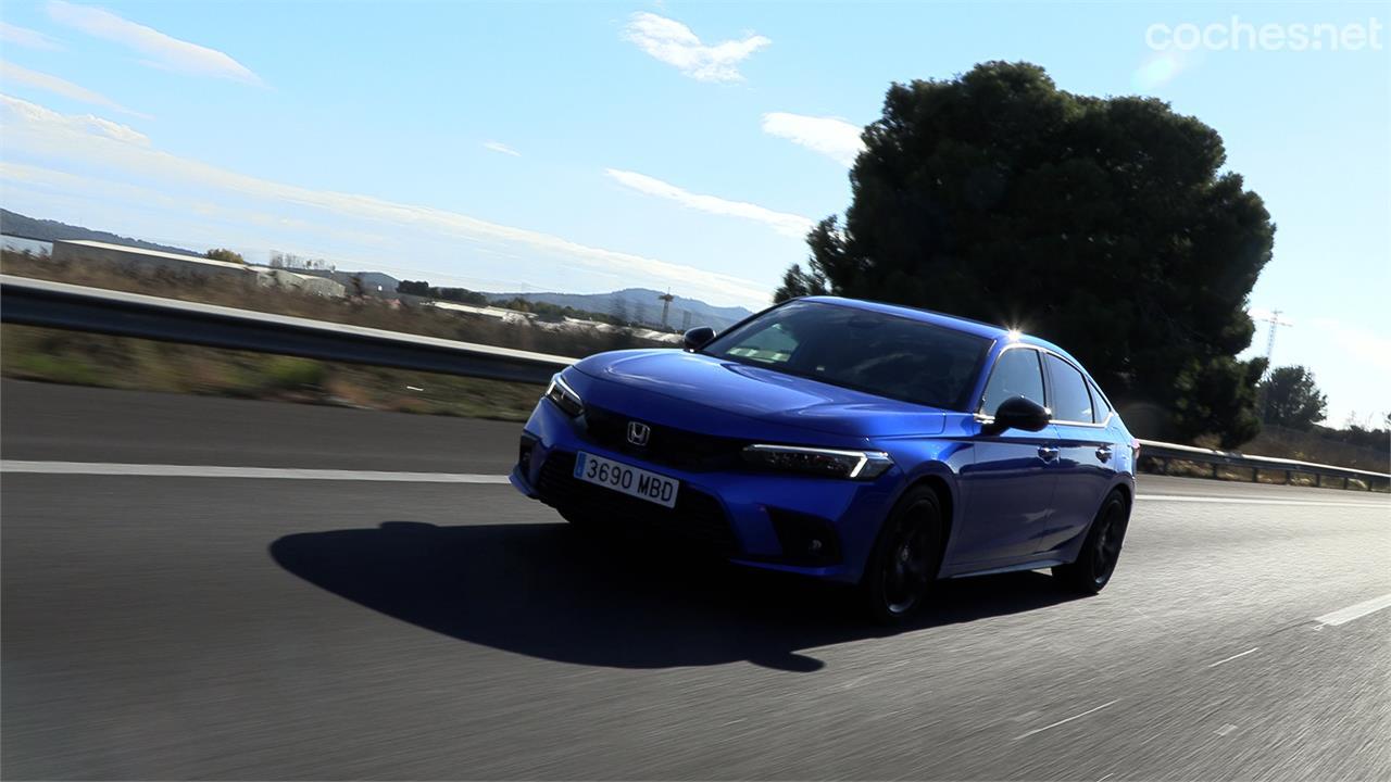 El Honda Civic destaca en carretera por su silencio de marcha, ya que funciona mayoritariamente en modo eléctrico, gracias a su tecnología híbrida. 