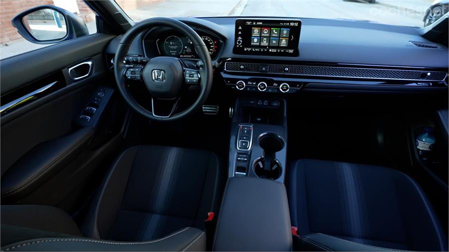 El nuevo salpicadero del Honda Civic viene más digitalizado y tiene un aire ligeramente deportivo. La pantalla central está poco integrada, pero en una buena posición. 