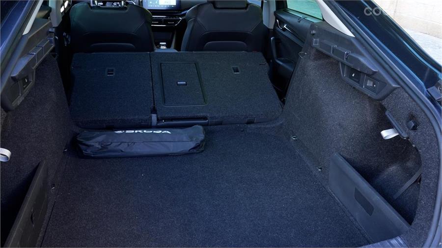 El Skoda Octavia tiene mejor maletero que el Honda Civic, con mayor capacidad general, aunque no deja el piso del todo plano una vez abatidos los asientos traseros. 