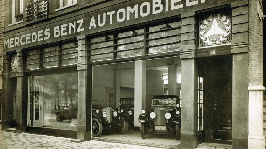 En 1926 con la fusión de las firmas de Gottlieb Daimler y Carl Benz se creó Daimler-Benz AG. A partir de entonces sus vehículos se vendieron bajo la marca Mercedes-Benz.