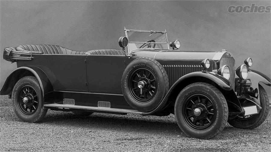 El 12/55 hp, conocido internamente como W03, de 1926 fue uno de los primeros modelos comercializados como Mercedes-Benz.