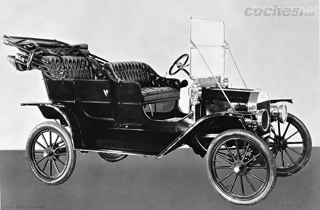 Ford ofreció en opción el parabrisas laminado en su Modelo T a partir de 1921.