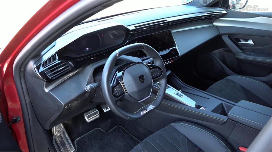 El interior del Peugeot 308 GT Hybrid destaca por su buena calidad y terminación y por el ya conocido diseño i-cockpit, con el volante de pequeño diámetro. 