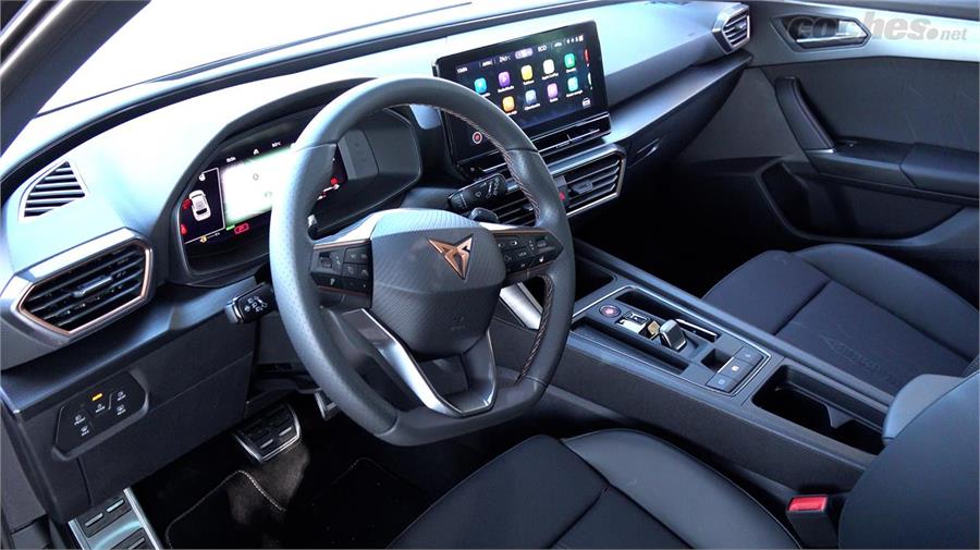 El interior del Cupra León e-Hybrid es idéntico al de un Seat León, pero con algunos detalles más deportivos en el equipamiento.