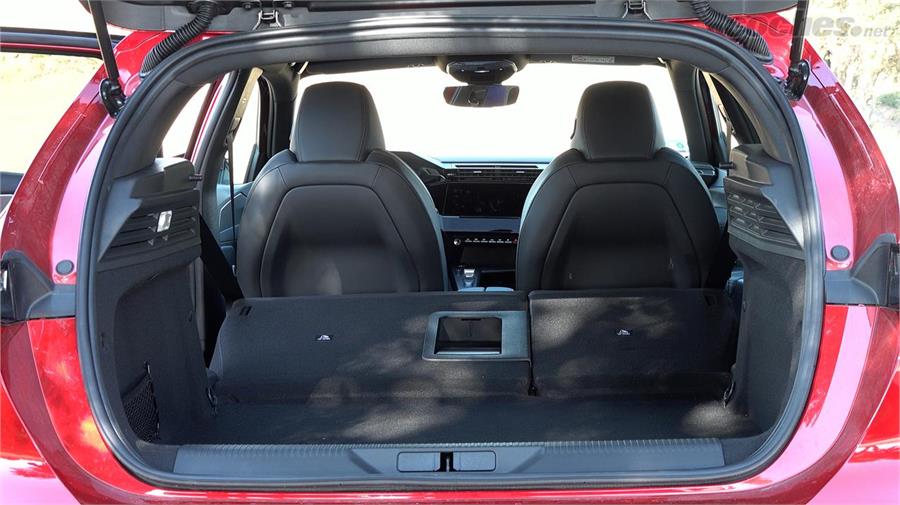 El maletero del Peugeot es bastante pequeño, lo habitual en un híbrido enchufable. El piso, una vez abatidos los asientos, queda casi plano. 