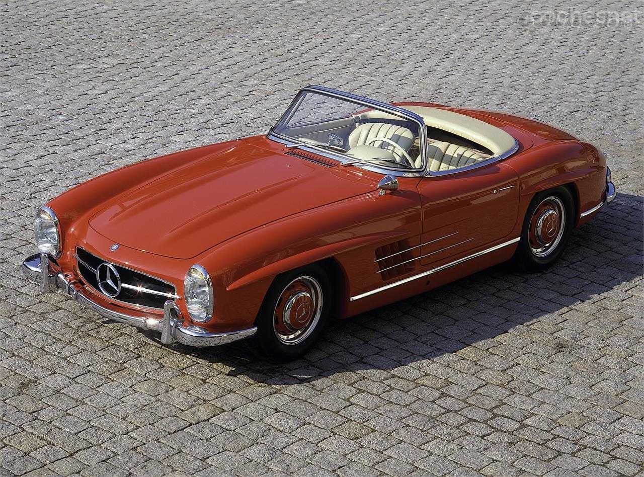 En 1957, también por petición del importador americano Max Hoffman, Mercedes-Benz presentó en el Salón de Ginebra el 300 SL Roadster, una evolución descapotable.