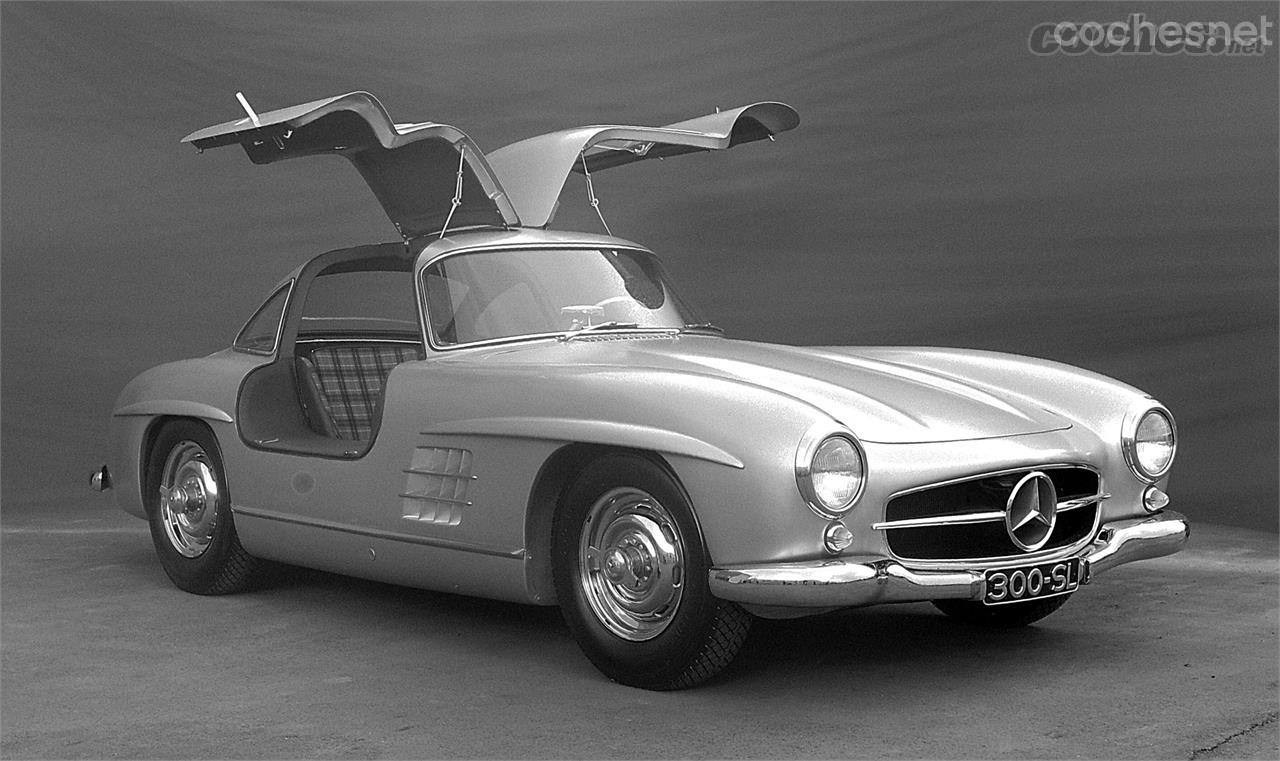 En 1954 Mercedes-Benz lanzó al mercado el 300 SL W198 de calle, inspirado en el W194 de competición. Un supercoche que retenía el diseño de las puertas tipo alas de gaviota.