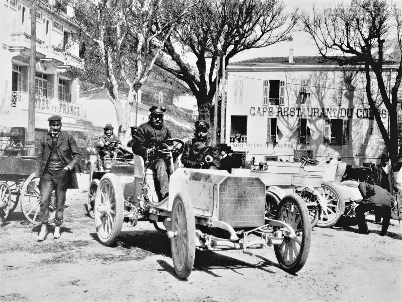 En los albores del automovilismo los coches de carreras fueron decorados con colores que permitiera identificar su nacionalidad. Una clasificación que surgió en la Copa Gordon Bennett.