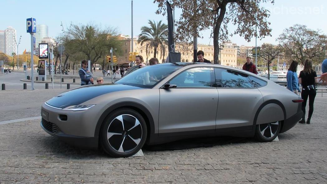 El coche con placas solares Lightyear One visitó Barcelona | Noticias  Coches.net