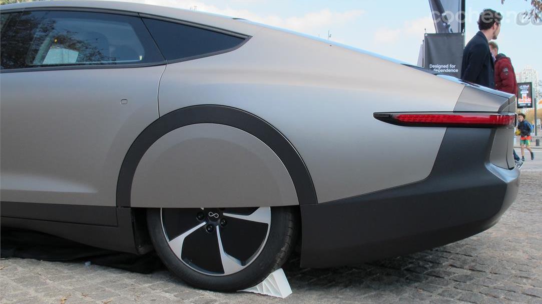 The rear, especially the side view, is quite reminiscent of the Volkswagen XL1.