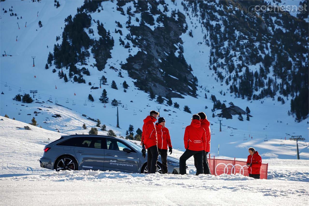 El equipo de instructores del Winter Audi driving experience en Baquiera/Beret se encarga de formar a los participantes de este completo curso de conducción.