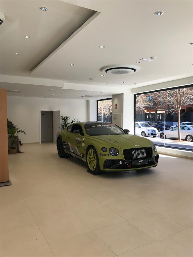 Para la inauguración de Bentley Valencia la firma británica expuso el Continental GT que logró el récord para un coche de calle en la subida a la Pikes Peak de 2019.