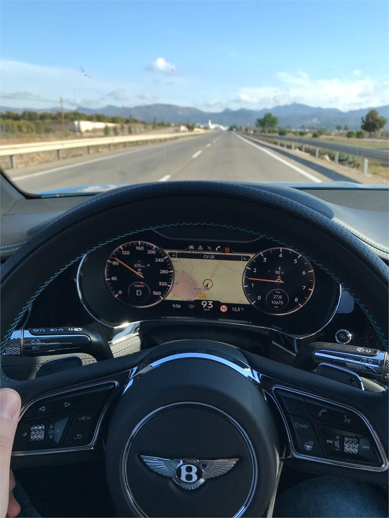 El confort al volante del Continental GTC es excepcional. Los asientos con masaje son una auténtica gozada.