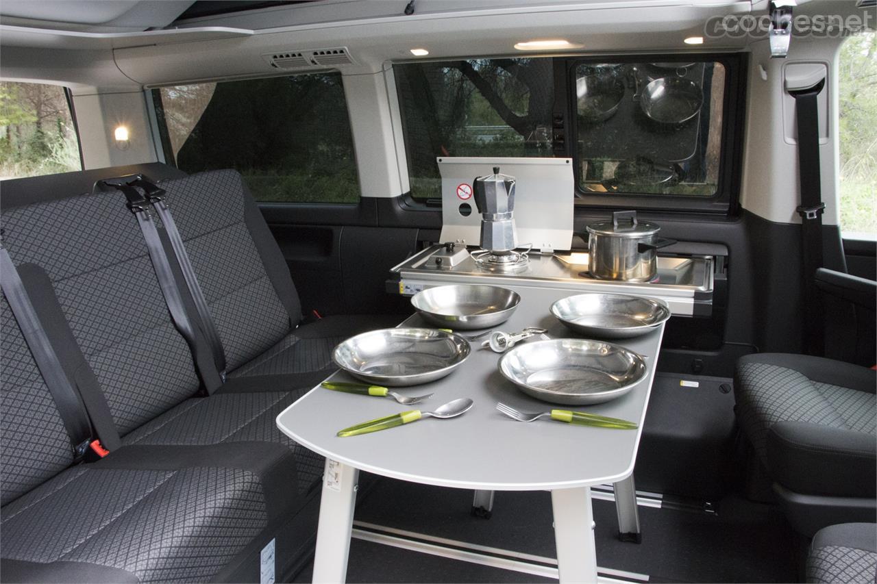 El California Beach Camper incorpora un módulo de cocina y su mesa es extraíble.