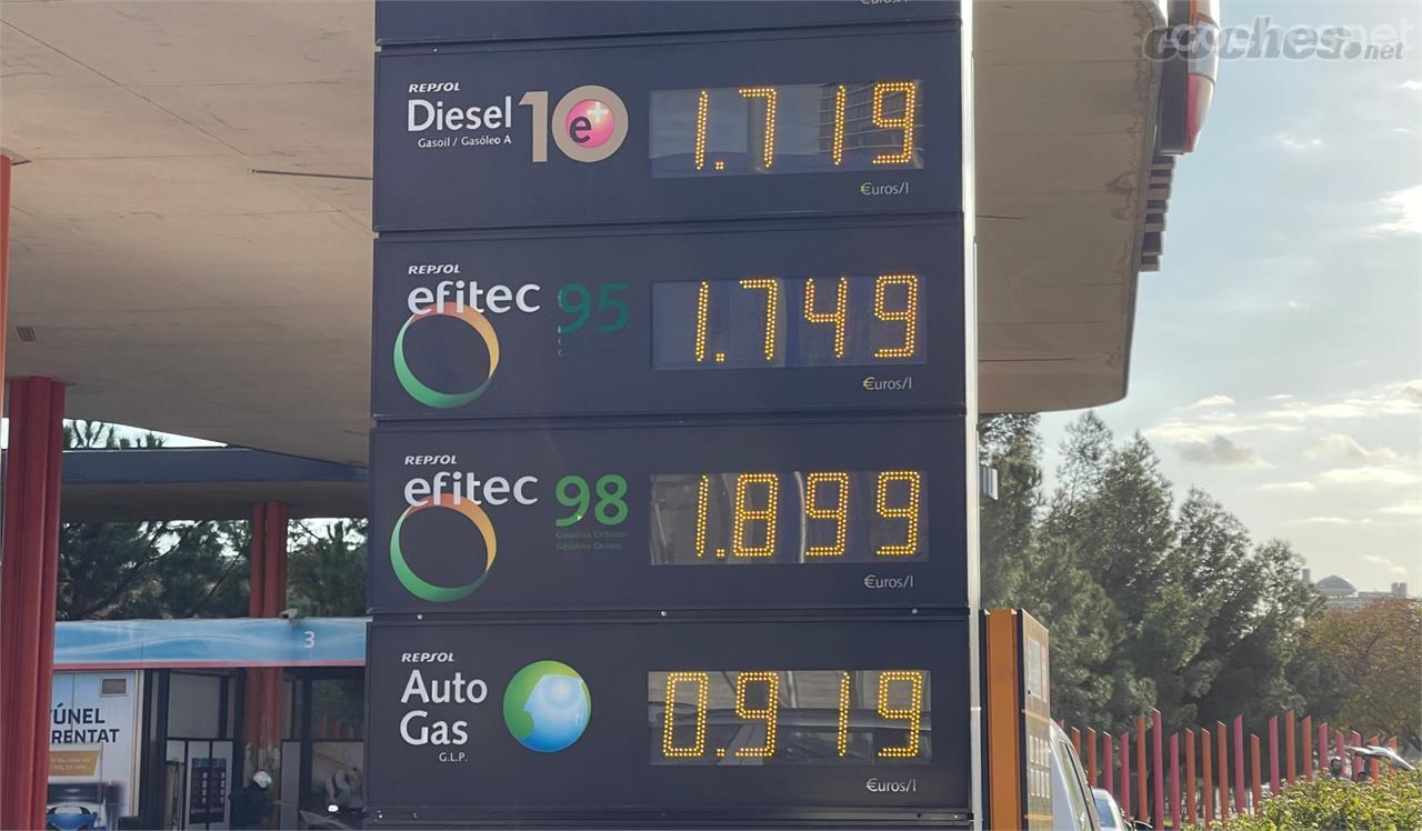 Los precios que se ven en las gasolineras NO INCLUYEN los descuentos, que se aplican en la factura.