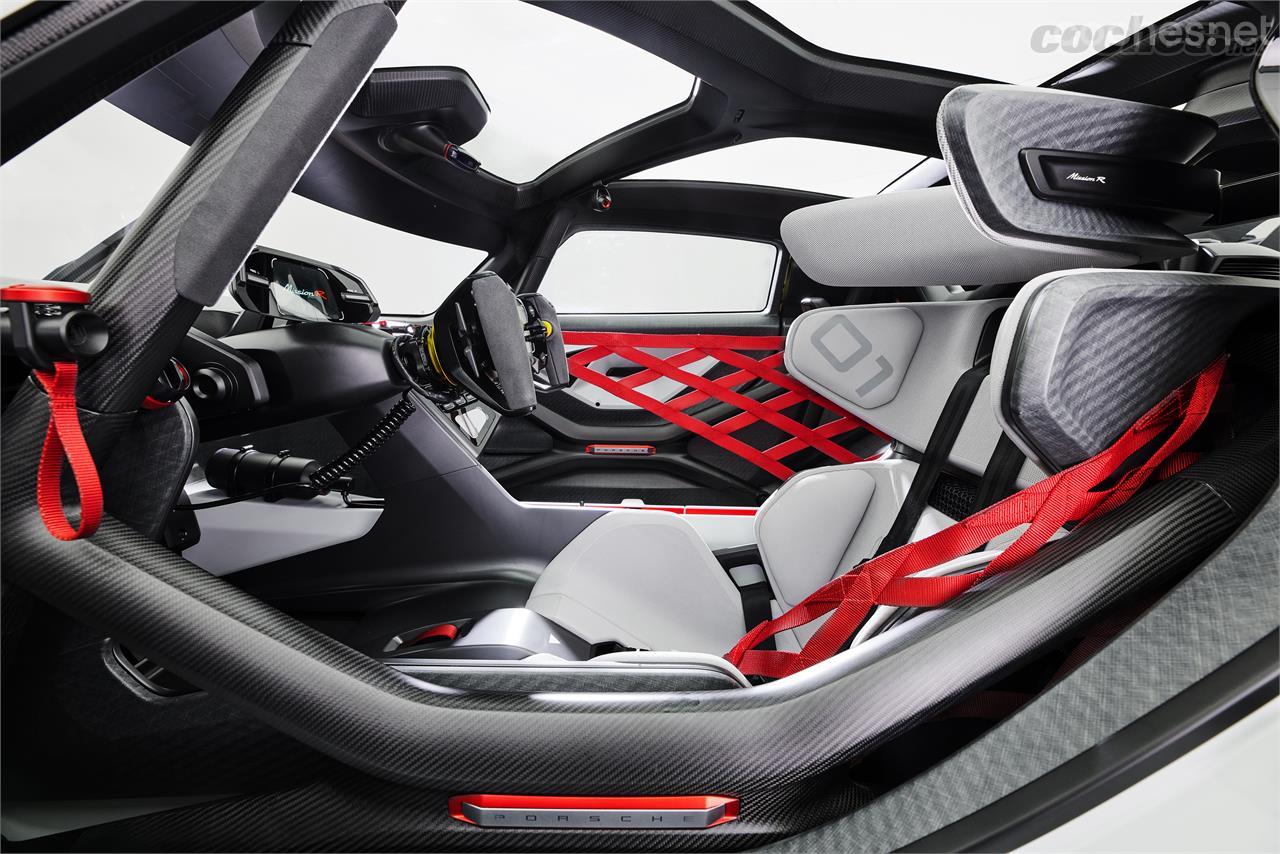 El asiento Bodyform ha sido confeccionado por una impresora 3D. Sorprende la gran luminosidad del habitáculo, algo raro en un coche de carreras.