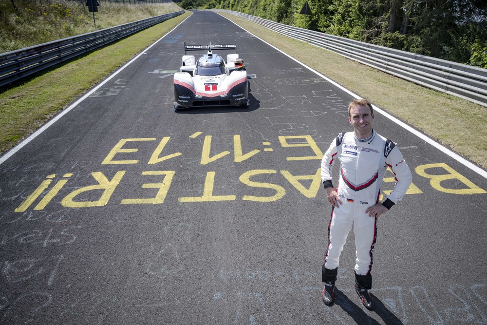 Timo Bernhard con el Porsche 919 Hybrid Evo al volante del que logró el récord absoluto en el Nürburgring de 5:19.546 minutos.