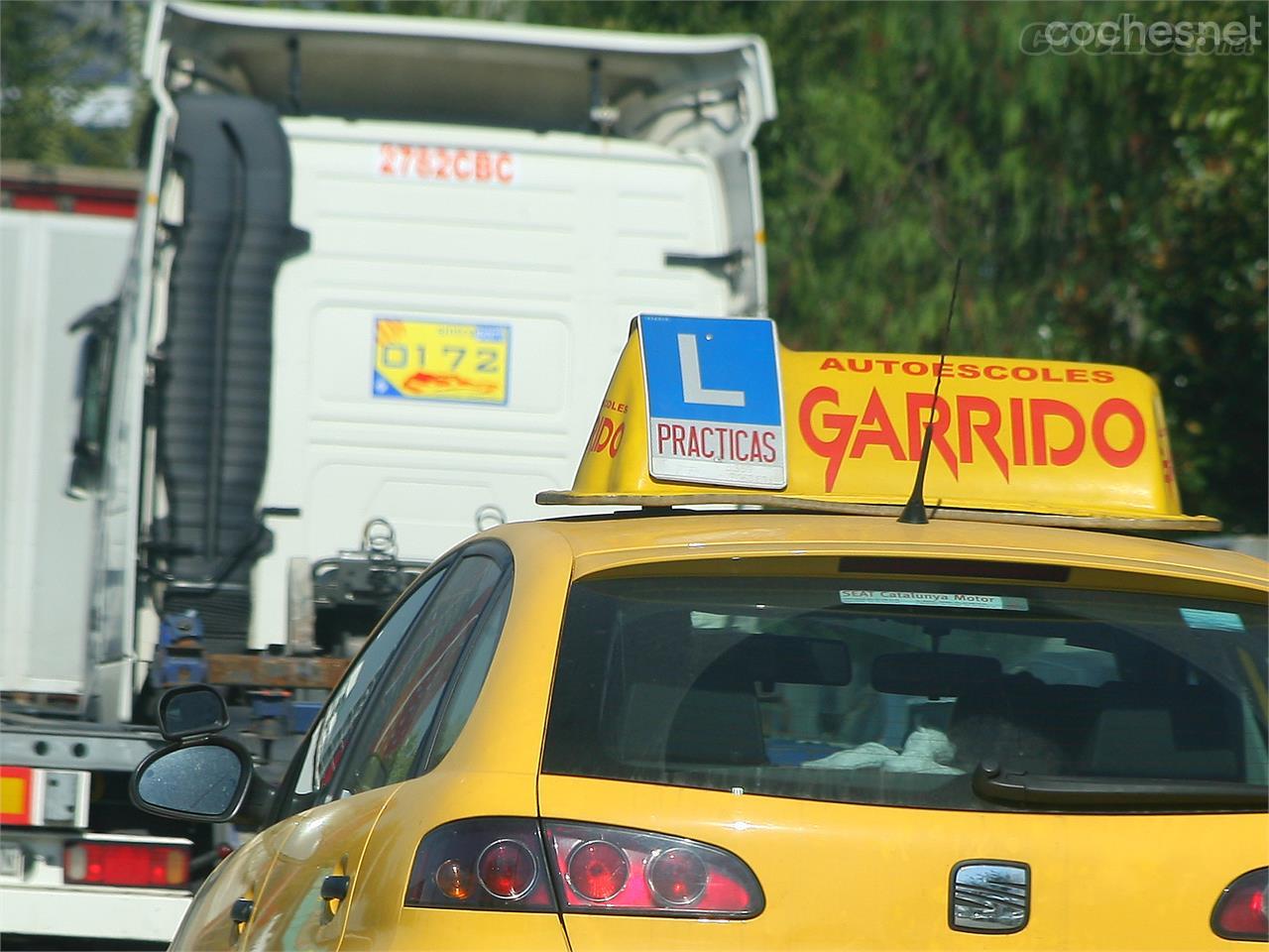 The novice driver must show the plate with the 'L' on the rear window during the first year after obtaining the driver's license.