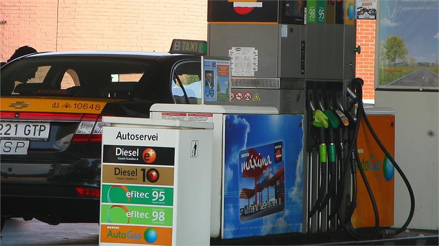 Facua denuncia a 200 gasolineras por subir el precio de forma desleal