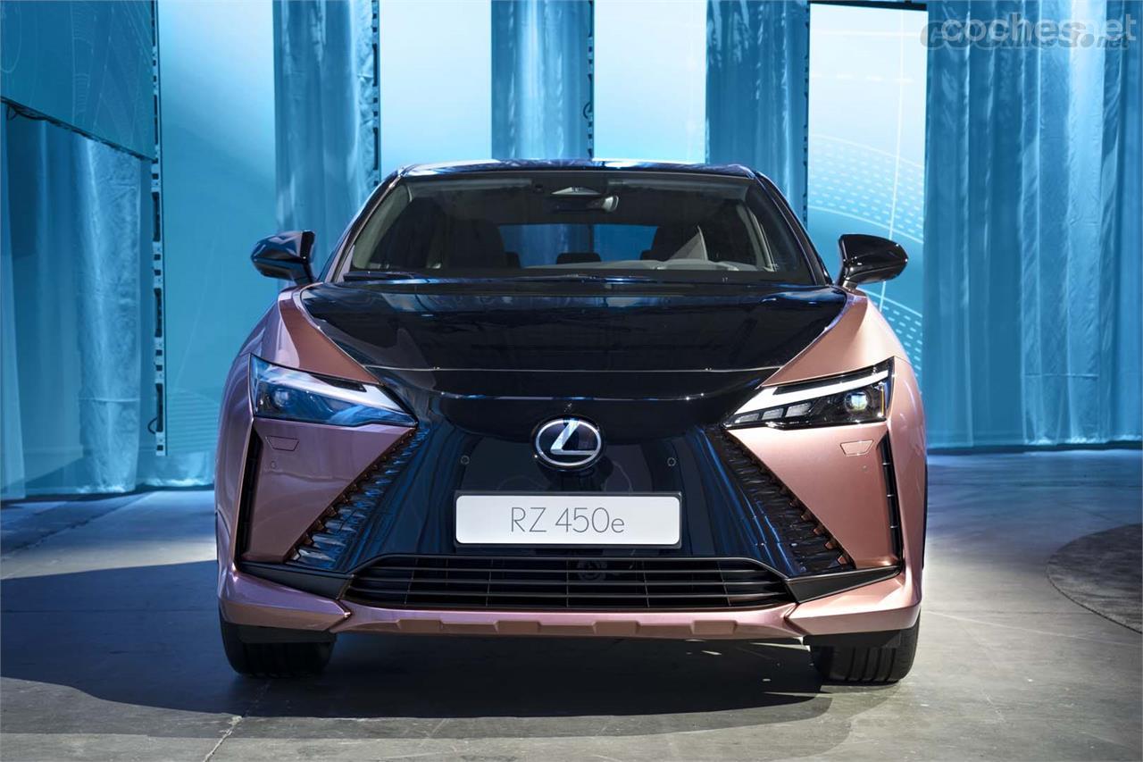 Los diseñadores de Lexus han mantenido la forma de la calandra trapazoidal en el frontal. Eso sí, aquí se trata de una pieza cerrada puesto que no hay motor térmico que refrigerar.