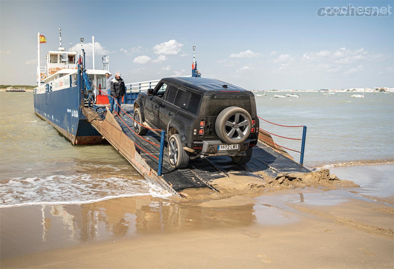 El Defender pudo con los caminos arenosos y con la playa, pero para cruzar el estuario del Guadalquivir precisó de "ayuda externa".