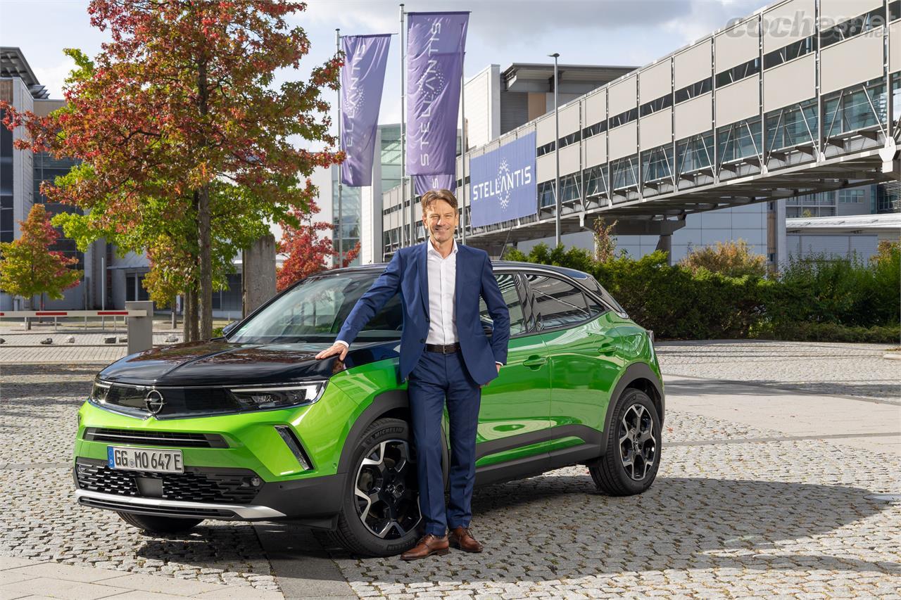 Uwe Hochgeschurtz junto a un Opel Mokka e en la sede de la marca, en Russelsheim.