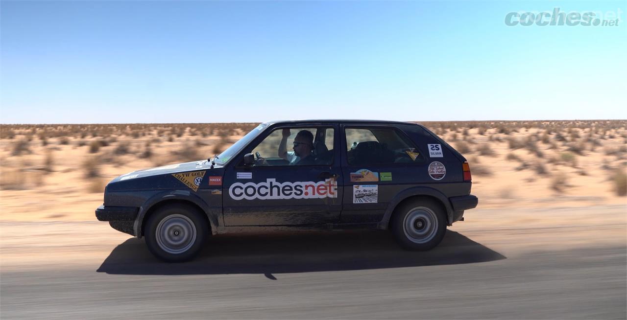 Un simple Volkswagen Golf de 1989 sirvió para hacer toda la ruta de la Volkswagen Golf Challenge 2022, por asfalto y todo tipo de pistas. 