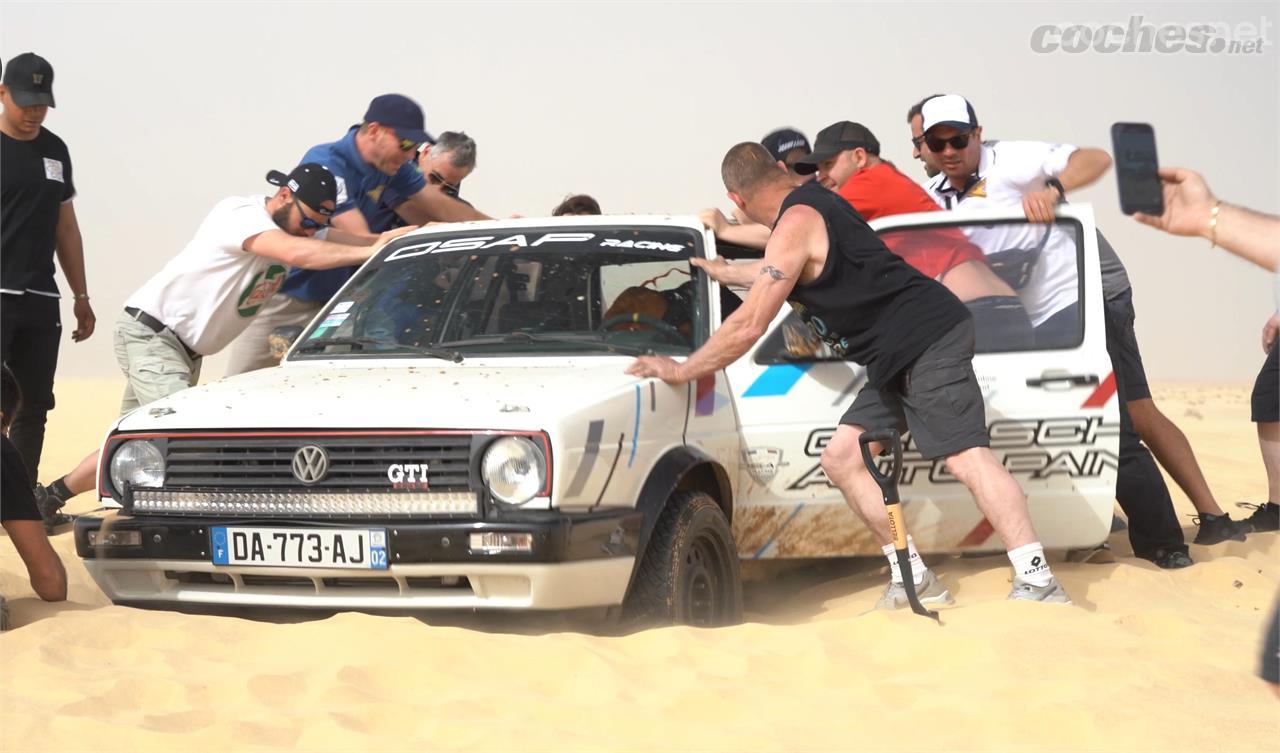 Enganchar un Volkswagen Golf en las dunas es muy fácil, y desatascarlo no tanto. El esfuerzo de todos los participantes es primordial para seguir avanzando. 