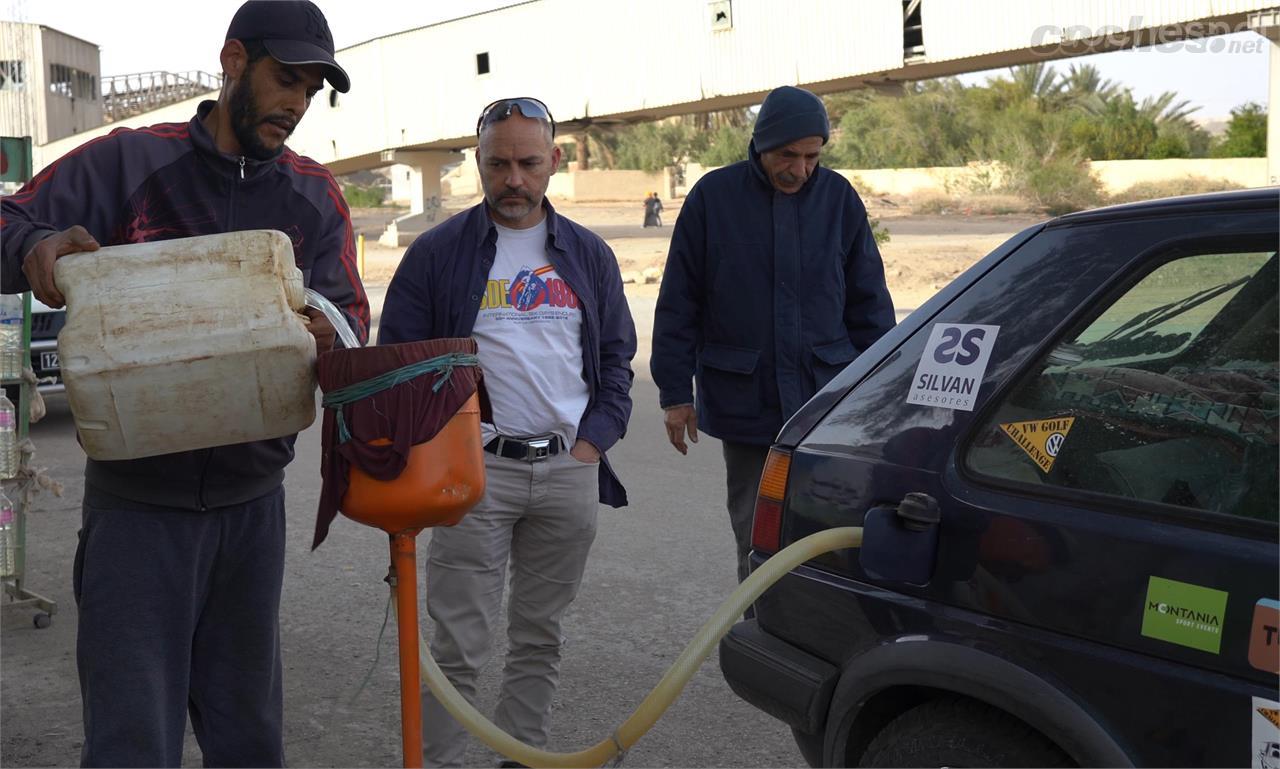 El algunas áreas de Túnez las gasolineras son muy rudimentarias. El combustible se sirve con bidones y embudo, filtrado con un trapo. 