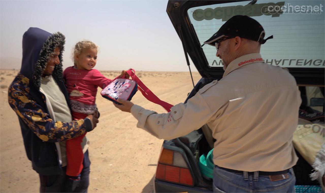 La Volkswagen Golf Challenge es un raid solidario. Coches.net repartió material escolar entre los niños que veíamos por el camino en algunas escuelas. 