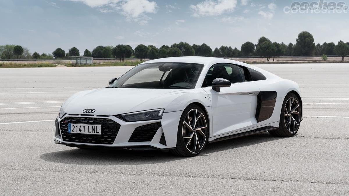 The Audi R8 is an old acquaintance in the RS range that maintains its dynamic qualities unperturbed.  It is one of the funniest and safest. 