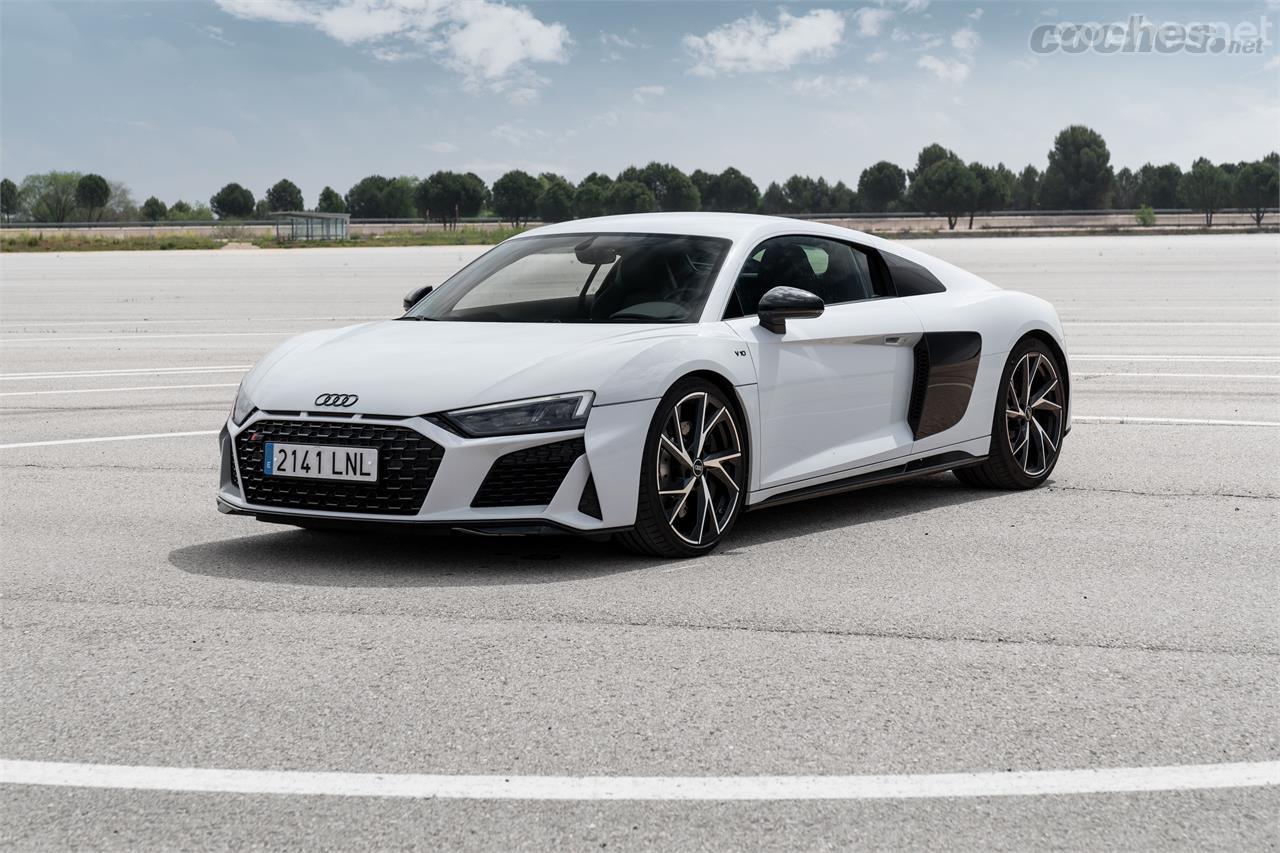 El Audi R8 es un "viejo conocido" en la gama RS que mantiene imperturbables su cualidades dinámicas. Es uno de los más divertidos y seguros. 