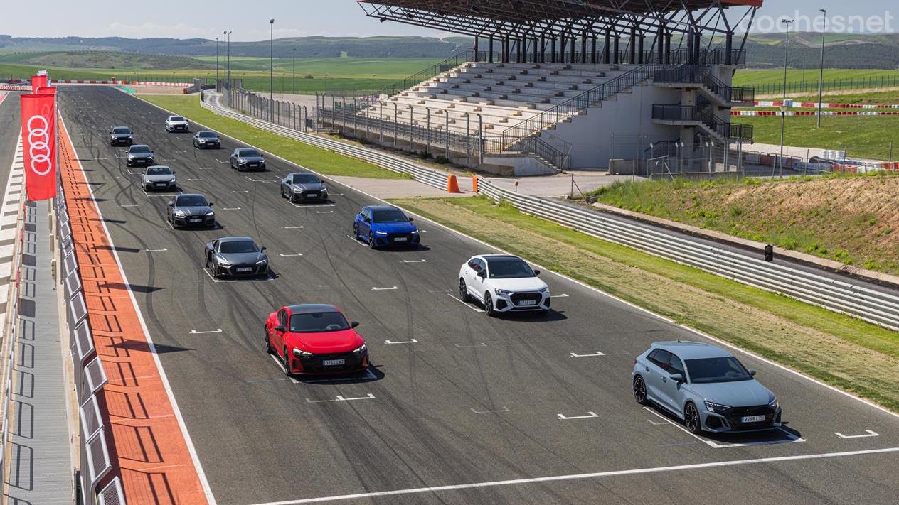 Starting grid at the Los Arcos circuit, in Navarra, with units from the RS range.