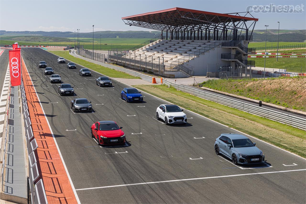 Parrilla de salida en el circuito de Los Arcos, en Navarra, con unidades de la gama RS.