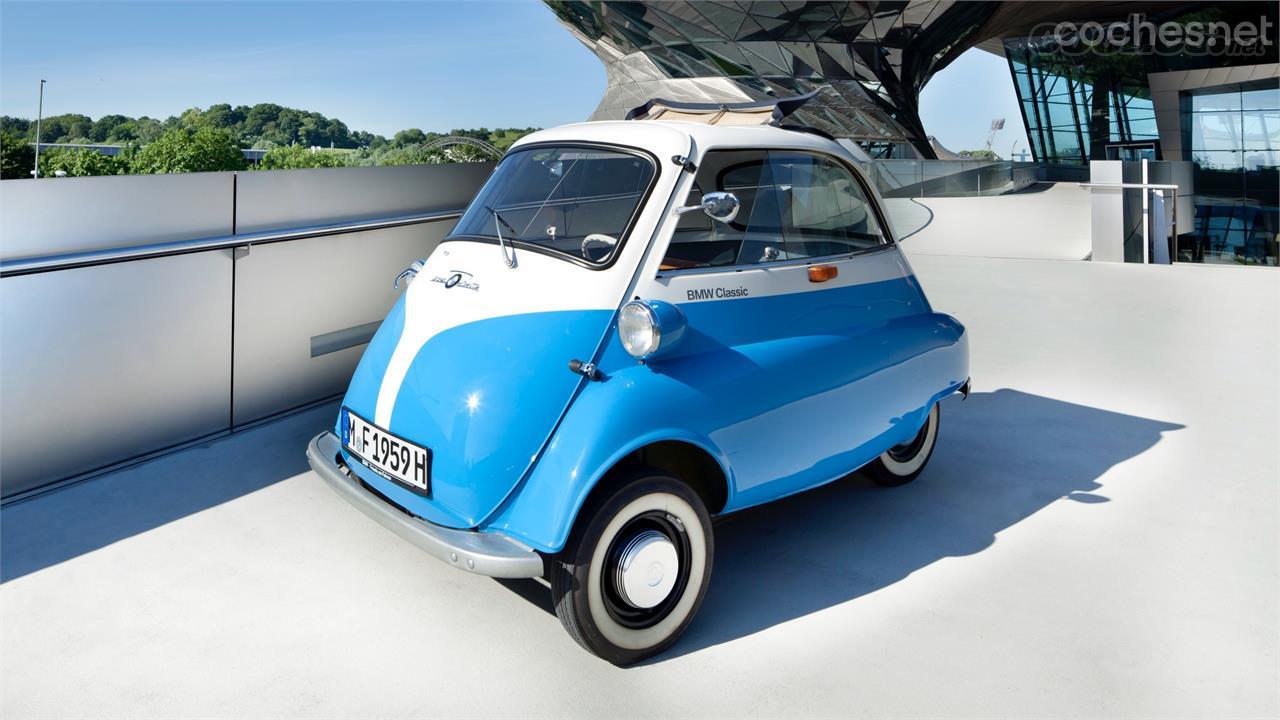 Qué "mono" fue el Isetta, incluso con el logo de BMW sobre el capó delantero. Perdón, sobre la puerta delantera.