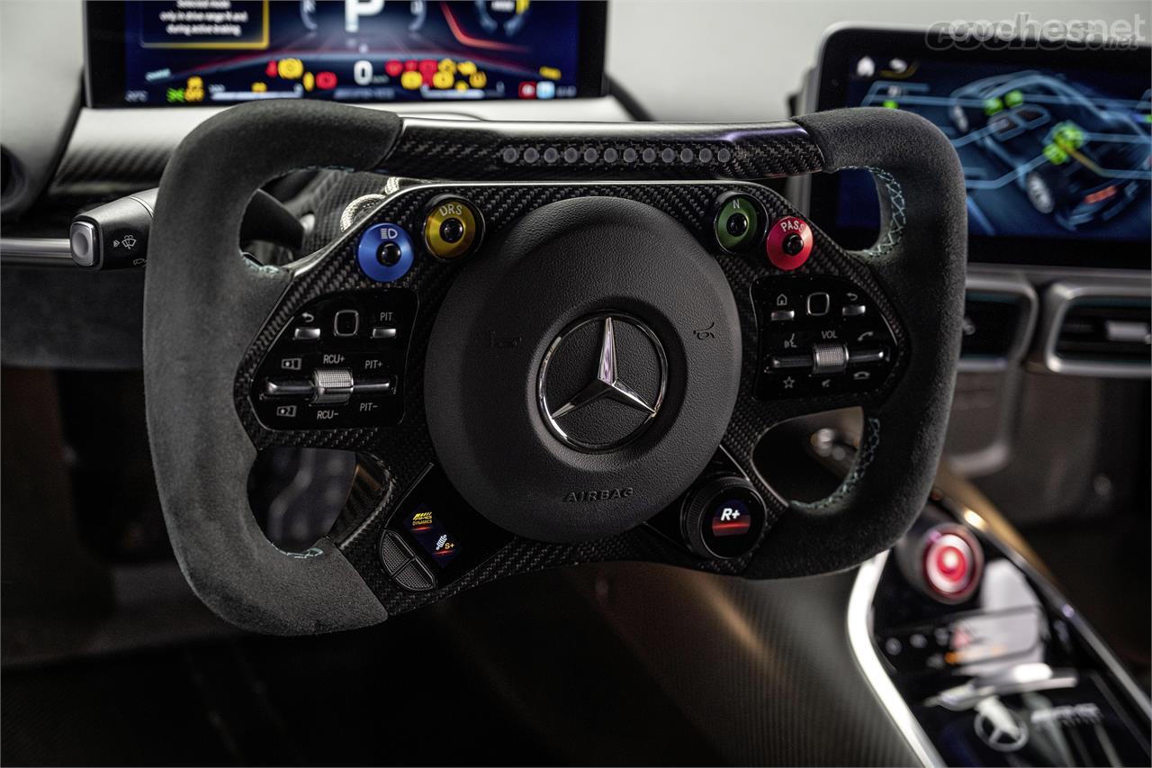 El volante del Mercedes-AMG One recuerda al de los monoplazas de F1, claramente. 