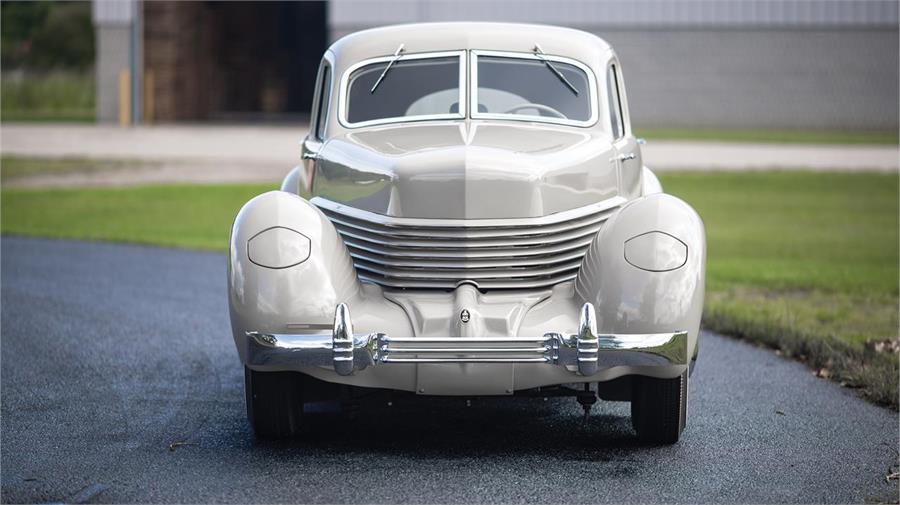 El Cord 810, de 1936, fue uno de los primeros coches del mundo en montar faros escamoteables. 