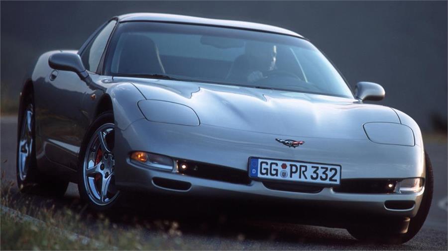 El Chevrolet Corvette C5 fue el último en utilizar esta solución de diseño, prohibida a principios del S.XXI.