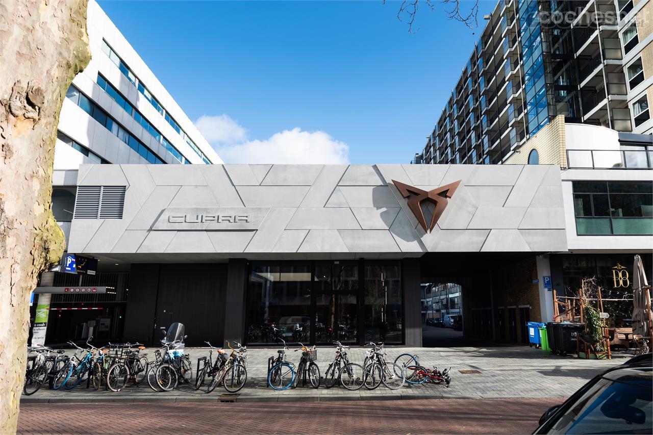 Cupra está desarrollando una red de boutiques en grandes ciudades. El de Rotterdam es uno de los últimos inaugurados.